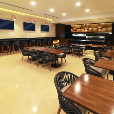 홀리데이 인 앤 스위트 푸에르토 바야트라 마리나 앤 골프 호텔 푸에르토 발라타 외부 사진